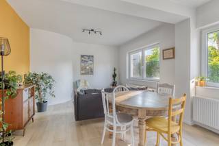 [[ DIT PAND NEEMT DEEL AAN DE ERA OPEN HUIZEN DAG OP 19/9 VAN  TOT  ]]
<p>Charmant gelijkvloers appartement met ruime tuin nabij het centrum van Mechelen.</p>

<p> </p>

<p>Dit appartement in Mechelen combineert rustig wonen met een centrale ligging vlakbij winkels, scholen, openbaar vervoer en het treinstation. De grote tuin vormt een absolute meerwaarde en biedt volop ruimte om te ontspannen of buiten te genieten. Binnen geniet je van een praktische indeling met lichtrijke leefruimtes, een ingerichte keuken en een comfortabele slaapkamer met dressing. Dankzij de conforme attesten en het EPC-label C is dit appartement een interessante keuze voor wie nabij het stadscentrum wil wonen. De vlotte verbinding met invalswegen maakt deze locatie extra aantrekkelijk.</p>

<p> </p>

<p>Belangrijkste ruimtes:<br />• Woonkamer met aangename lichtinval<br />• Ingerichte keuken met elektrische kookplaat, oven, koelkast, vaatwasser en dampkap<br />• Slaapkamer met aansluitende dressing<br />• Badkamer met douche, toilet, wastafel in meubel en aansluiting voor wasmachine<br />• Inkomhal met praktische circulatie<br />• Kelder voor extra bergruimte<br />• Ruime tuin</p>

<p> </p>

<p>Troeven:<br />• Gelijkvloers appartement met grote privatieve tuin<br />• Rustige ligging vlakbij het centrum van Mechelen<br />• Conforme attesten en EPC-label C</p>

<p> </p>

<p>Neem vandaag nog contact op voor een bezoek.</p>

<p> </p>

<p>JOUW DROOMAPPARTEMENT. ZO GEVONDEN!</p>