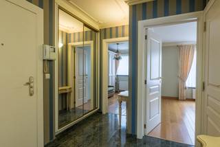 <p><strong>Centraal gelegen, met parkeergemak verzekerd</strong><br /><br />Dit aangename appartement is gelegen op de eerste verdieping en beschikt over een praktische en aangename indeling.</p>
<p>Bij het binnenkomen kom je terecht in de inkomhal. Vanuit de hal heb je toegang tot de twee slaapkamers en de badkamer. Verder leidt de hal naar de leefruimte met aansluitende keuken.</p>
<p>De leefruimte vormt het hart van het appartement en biedt een aangename plek om te ontspannen en samen te komen. De keuken sluit hier mooi op aan en geeft rechtstreeks toegang tot het terras, waar je kunt genieten van de buitenlucht. Achter de keuken bevindt zich bovendien een praktische berging, ideaal voor extra opbergruimte.</p>
<p>Een grote extra troef zijn de twee garageboxen die inbegrepen zijn in de verkoopprijs. Beide garageboxen beschikken over water en elektriciteit en bieden daardoor niet alleen een veilige parkeerplaats, maar ook extra mogelijkheden voor opslag of ander gebruik.</p>
<p>Interesse in dit appartement? Voor meer informatie of een bezoek ter plaatse kunt u contact opnemen met <strong>Immovl</strong>.</p>