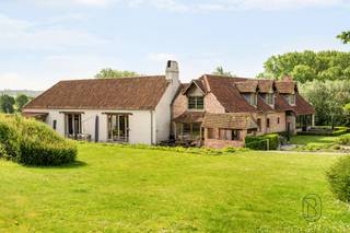<p>Te midden van de prachtige glooiende landschappen van de Vlaamse Ardennen bevindt zich deze uitzonderlijk charmante en volledig gerenoveerde vierkantshoeve.</p><p>De hoeve verwelkomt u via een ruime parking en een verzorgde toegang tot de sfeervolle binnenkoer. Rondom vindt u prachtig aangelegde terrassen en tuinen die perfect aansluiten bij het karakter van het gebouw en waar rust en natuur centraal staan, genietend van prachtige uitzichten. Binnen wordt u meteen verrast door de warme en gezellige geïnstalleerde leefkeuken met eiland, volledig uitgerust met kwalitatieve toestellen, een praktische bijkeuken en berging met koelcel, inkom en ontvangsthal, gezellige zithoek en op het verdiep, 4 slaapkamers met 3 bad- en/of douchekamers.</p><p>In de bijgebouwen bevinden zich 5 perfect onderhouden karaktervolle kamers, waarvan 3 duplexkamers, elk met eigen toilet en badkamer (douche en lavabo).</p><p>Een absolute blikvanger is de polyvalente ruimte met open haard, gepolierde betonvloer en een indrukwekkend zichtbaar dakgebinte. Dankzij de directe toegang tot de terrassen vormt deze ruimte de perfecte setting voor bijeenkomsten of seminaries.</p><p>Unieke opportuniteit: mogelijkheid tot overnemen van een goed draaiende B&B, seminarieruimte, inclusief diverse randactiviteiten(mogelijkheid overname via aandelen)</p><p>Troeven van deze eigendom:<br />* Perfect onderhouden en volledig gebruiksklaar, met oog voor energeizuinigheid (zonnepanelen, nieuwe brander)<br />* Authentieke charme gecombineerd met modern comfort<br />* Dubbele beglazing en geïsoleerde daken<br />* Geautomatiseerde installaties<br />* Uitzonderlijke ligging in de natuur van de Vlaamse Ardennen</p><p>Meer info of bezoek via info@immobeguin.be</p>