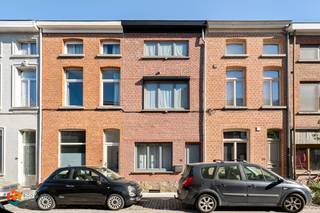 Op een toplocatie in Mechelen bevindt zich deze recent gerenoveerde en instapklare woning met drie slaapkamers en een gezellige stadstuin...