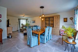 BEZOEKMOMENT VRIJDAG 02 OKTOBER VAN 15U30 tot 16U30 (vooraf inschrijven via website of tel. 059/250 590). Ruime recente woning (2024) met inpandige garage op 193 m² gelegen te Houthulst. Deze ruime woning bestaat op het gelijkvloersverdiep uit een inkom met apart toilet, lichtrijke leefruimte met open totaal ingerichte keuken met keukeneiland, garage + wasplaats. Het verdiep is voorzien van 3 slaapkamers, een badkamer ingericht met douche en dubbel lavabomeubel en een apart toilet. Tevens is nog een zolderruimte aanwezig die kan aangewend worden als opslagruimte. Zeer ENERGIEZUINIGE woning, zonnepanelen aanwezig. De tuin is volledig omheind en aangelegd met grasmatten. Maandelijkse huurprijs: 925 euro. Beschikbaar vanaf 01/11/2026. E-peil: 31 (Ref. NI27840)