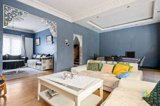 <p><span>Cette maison à rénover avec garage intégré a une situation pratique et facile d'accès à Kassei, à proximité des commerces, des écoles, des transports en commun et des principales voies d'accès. Grâce à son bon emplacement, vous avez un accès facile vers Bruxelles et aux communes environnantes. Au rez-de-chaussée, vous entrez par le couloir, où se trouve une première salle de bains avec lavabo, douche et une toilette. Vient ensuite le séjour avec cuisine ouverte, donnant sur la terrasse et le jardin, un espace extérieur agréable avec beaucoup de potentiel. Au premier étage, il y a deux chambres très spacieuses et une deuxième salle de bains. Un escalier fixe mène à l'étage mansardé, qui pourrait être parfaitement converti en une ou même deux chambres supplémentaires, ce qui permettrait de créer une maison familiale avec pas moins de quatre chambres confortables. La propriété dispose d'un énorme sous-sol, d'une buanderie et d'un garage intérieur, ce qui est un véritable atout. Si vous êtes à la recherche d'une propriété avec de beaux volumes et un excellent emplacement , que vous pouvez rénover entièrement à votre goût, alors cette propriété vaut vraiment la peine d'être visitée.</span><span> </span></p>