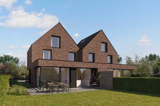 Vous recherchez une maison récente à l'architecture contemporaine, au confort de vie moderne et sublime, située dans un quartier calme ? <br />La villa jumelée brille par son architecture sublime. Grâce à un jeu optimal d'espaces et de volumes, l'architecture est perçue comme épurée et ludique. Les grandes baies vitrées baignent toutes les pièces de vie dans la lumière du jour, tandis que les hauts plafonds renforcent encore la sensation d'espace. En même temps, les grandes fenêtres offrent une vue magnifique sur les vastes jardins, où l'on aperçoit une forêt en plus des vastes prairies.<br />La maison est équipée, entre autres, d'un chauffage au sol contrôlé par une pompe à chaleur géothermique, pour une sensation agréable. De plus, ce système permet également de rafraîchir la maison pendant les mois d'été. Des panneaux solaires et des vitrages spéciaux permettent également de réduire la facture énergétique.<br />La maison est actuellement à l'état brut mais nous nous ferons un plaisir de vous guider dans vos choix de finitions afin que vous puissiez marquer de votre empreinte la finition de votre maison. Curieux de connaître les possibilités ? Ou vous souhaitez prendre rendez-vous pour visiter un salon d'exposition ? <br />Contactez Pieter Cardoen via le formulaire de contact sur cette page, ou au 0475 36 12 52, pieter@cornelis-partners.be.<br />Les prix s'entendent hors TVA et hors frais (droits de vente et frais de notaire). Les maisons sont proposées finies selon les spécifications respectives (du projet). Les images et les surfaces sont données à titre indicatif.