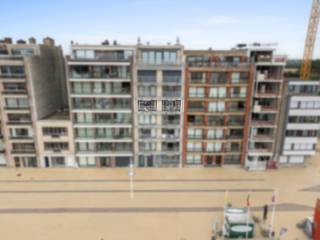 Ontdek dit uitzonderlijke luxeappartement op de vierde verdieping, waar een adembenemend panoramisch zeezicht, rust en een overvloed aan licht samenkomen. Dankzij de brede gevel geniet de leefruimte van een unieke ruimtelijkheid en een prachtige lichtinval.
Via de stijlvolle inkomhal met vestiaire bereikt u de elegant afgewerkte leefruimte met parket, maatwerk ingemaakte kasten en directe toegang tot het terras. De exclusieve Obumex-keuken is volledig uitgerust en afgewerkt met hoogwaardige materialen.
Het appartement beschikt over een praktische technische berging met aansluitingen voor wasmachine en droogkast, twee ruime slaapkamers met de mogelijkheid om eenvoudig een derde slaapkamer te creëren, een ensuite badkamer aan de master bedroom en een tweede douchekamer.
Extra troeven zijn de gemeenschappelijke fietsenberging en twee privatieve kelderbergingen.
Bent u op zoek naar een exclusief appartement op een toplocatie aan de Zeedijk? Contacteer makelaar Stéphanie Warnez via 0472 77 86 60 of stephanie@keyimmo.be voor een bezoek.
