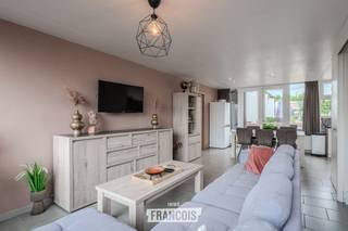 Deze instapklare vakantiewoning is gelegen op erfpacht in het vakantiepark Duinengolf in Westende Bad. Dankzij de rustige ligging, de praktische indeling en de ruime capaciteit is dit een ideale uitvalsbasis om met familie of vrienden te genieten van de Belgische kust.<br /><br />De woning beschikt over maar liefst vijf slaapkamers en biedt hierdoor heel wat mogelijkheden voor gezinnen of grotere gezelschappen. De grote ramen zorgen voor een overvloed aan natuurlijke lichtinval en creëren een aangename en open sfeer in de leefruimtes.<br /><br />Daarnaast beschikt de vakantiewoning over een aangenaam terras waar u heerlijk kunt ontspannen en genieten van de buitenlucht.<br /><br />Ook technisch verkeert de woning in goede staat. Met een EPC-label C is er geen renovatieverplichting en de elektrische installatie is conform.<br /><br />De combinatie van de vijf slaapkamers, de vele lichtinval, het terras en de instapklare staat maakt deze vakantiewoning tot een interessante opportuniteit aan de kust.<br /><br />Voor meer informatie of een bezoek kunt u contact opnemen met Inti via inti@immofrancois.be of 0499 74 89 74.<br /><br />