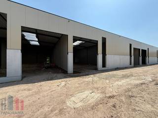 Gloednieuwe KMO-unit van 255m² gelegen te Evergem. De ligging in Evergem zorgt voor een uitstekende bereikbaarheid, op slechts 2 km van de R4, wat...