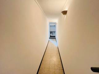 Deze instapklare woning ligt op een toplocatie in het centrum van Menen, op wandelafstand van winkels en het station.Indeling:Gelijkvloers: inkomhal...