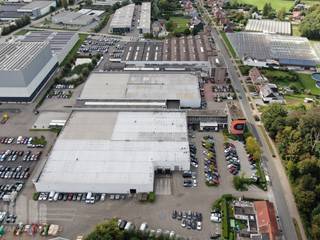 Uitstekend gelegen bedrijfsgebouw met ruime magazijn- en opslagmogelijkheid, gelegen vlak aan de op- en afrit van de E19 in Kontich. Verschillende oppervlaktes zijn beschikbaar, van 1.316 m² tot maar liefst 11.730 m² magazijnruimte, eventueel aangevuld met kantoren. <br /><br />De magazijnruimtes beschikken over een vrije hoogte van 4 tot 8 meter, een vloerbelasting tot 5 ton/m², sectionaalpoorten en laadkades. Daarnaast zijn er op het terrein ruime parkeermogelijkheden, inclusief laadpunten voor elektrische wagens. Ook aan het comfort van uw medewerkers is gedacht dankzij de aanwezige catering- en cafetariafaciliteiten.<br /><br />Afhankelijk van uw bedrijfsbehoeften zijn grotere of kleinere oppervlaktes beschikbaar. Bovendien is een flexibele huurtermijn bespreekbaar, waardoor deze locatie zich uitstekend leent voor zowel tijdelijke als langdurige huur. Onmiddellijk beschikbaar!<br /><br />Contacteer PANORAMA ANTWERPEN voor bijkomende inlichtingen of een vrijblijvend plaatsbezoek via 0477 911 000.