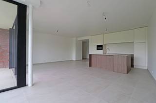Welkom in het hart van Ardooie, welkom in residentie Parkzicht 2. Het uniek woonproject met het comfort van vandaag met zicht achteraan op het gemeentelijk park en op loopafstand van de markt van Ardooie.<br /><br />Deze kleinschalige residentie, slechts 8 appartementen, heeft een ondergrondse parkeergarage en een stijlvol afgewerkte inkomhal met trappenhal en lift.<br /><br />U komt het appartement binnen via de ruime inkomhal met apart gastentoilet. Verder is er toegang naar de lichtrijke leefruimte (met grote glaspartijen en parket) met aansluitend de open keuken. Ook is er een aparte berging.<br /><br />Verder zijn er 2 volwaardige slaapkamers en 1 badkamer. Een unieke troef zijn de twee terrassen. <br /><br />Het bijhorende ondergrondse complex omvat 12 staanplaatsen en bergingen.<br /><br />Aankoop mogelijk onder 6 % BTW.<br /><br />Wenst u graag een bezoek aan dit prachtig appartement of meer informatie? Contacteer ons gerust.