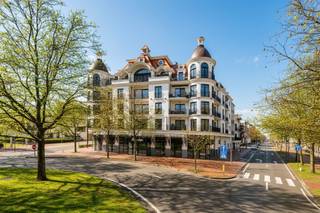 <p><span>Appartement de plain-pied exclusif avec jardin privatif dans le prestigieux projet </span><span>The Crown</span><span> Knokke</span></p><p><span>Situé dans le projet de standing The Crown, en plein coeur de Knokke, cet appartement de plain-pied exceptionnel d'environ 90 m² bénéficie d'un jardin et d'une terrasse privatifs d'environ 45 m², idéalement situés à l'arrière du bâtiment. Un emplacement unique : central, à proximité immédiate de la Lippenslaan et de ses commerces, tout en étant à labri de l'agitation. La mer se trouve à 10 minutes à pied.</span></p><p><span>L'appartement se distingue par une finition ultra-luxueuse, unique au sein de l'immeuble, et est proposé entièrement meublé et décoré, offrant une expérience résidentielle clé en main.</span></p><p><span>Il se compose d'un hall d'entrée accueillant avec vestiaire, d'un débarra pratique, un WC invités, séjour spacieux et lumineux avec coin repas, frigo à vin intégrée et larges baies vitrées donnant sur le jardin. La cuisine ouverte, entièrement équipée, dispose d'électroménagers MIELE haut de gamme.</span></p><p><span>L'appartement comprend également deux chambres avec placards intégrés sur mesure et une salle de bains élégante entièrement aménagée. Les matériaux nobles, les grandes surfaces vitrées et l'agencement réfléchi garantissent un confort de vie exceptionnel.</span></p><p><span>Une place de parking individuelle à acheter (+ € 70.000). Un local vélos est également prévus dans le parking souterrain. Climatisation, installation électrique conforme et PEB E43 complètent ce bien rare.</span></p><p><span> </span></p><p><span>Une opportunité unique pour ceux qui recherchent le luxe absolu, le calme et le confort, combinés à un emplacement privilégié à Knokke.</span></p>