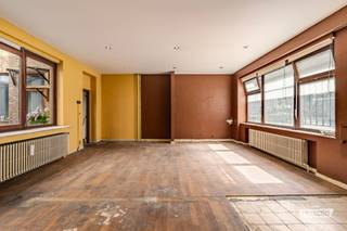Bent u op zoek naar een karaktervolle eigendom met een unieke uitstraling en eindeloze mogelijkheden? Dan is deze te renoveren woning in het centrum van de Europese wijk ongetwijfeld een buitenkans. Gelegen op een perceel van 76 m² en met een bewoonbare oppervlakte van 174 m² (EPC), biedt deze bijzondere eigendom verdeeld over drie verdiepingen alle ruimte om uw woon- of werkdromen te realiseren.<br /><br />De woning bevindt zich in een rustige en gegeerde buurt nabij de Squares en het Jubelpark, waar u geniet van een aangename woonomgeving met scholen, restaurants, openbaar vervoer, winkels en recreatiemogelijkheden op wandelafstand.<br /><br />Op het gelijkvloers bevindt zich een ruime polyvalente ruimte met berging en directe toegang tot het gemeenschappelijk terras. Deze verdieping leent zich uitstekend als atelier, praktijkruimte of voor een vrij beroep. De onderverdieping beschikt over een uitgeruste keuken en een badkamer en kan perfect worden ingericht als stijlvolle loft of ruime slaapkamer. De bovenverdieping biedt een lichtrijke ruimte die volledig naar eigen smaak kan worden ingericht als gezellige leefruimte.<br /><br />Divers: Verwarming op aardgas, plat dak dat zich in goede staat bevindt. <br /><br />De stedenbouwkundige inlichtingen, bodemattest en de elektrische keuring zijn in aanvraag en het kadastraal inkomen bedraagt € 996.<br /><br />Dankzij de atypische indeling, de uitstekende ligging en het grote renovatiepotentieel vormt deze eigendom een unieke opportuniteit voor wie op zoek is naar een karaktervolle stadswoning of een combinatie van wonen en werken.<br /><br />