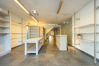 UNIEKE KANS: instapklaar handelspand met topligging in Sint- Antonius<br /><br />Bent u opzoek naar de perfecte locatie om uw zaak te starten of uit te breiden? Dit ruime en instapklare handelspand van 148m² bevindt zich pal in het commerciële hart van Sint- Antonius en garandeert u maximale visibiliteit dankzij de uitstekende ligging op de drukke verbindings-as Antwerpen-Turnhout.<br /><br />Met Etalage, Professionele inrichting en moderne voorzieningen is dit pand een absolute blikvanger die moeiteloos klanten aantrekt. Of u nu een boetiek, kantoor, praktijk of horeca concept wilt opstarten: dit pand biedt u de perfecte basis om meteen van start te gaan.<br /><br />Alle troeven op een rij:<br />• 148 m² commerciële ruimte – volledig instapklaar, voorzien van paskamers en winkelrekken (kan eenvoudig aangepast worden aan uw concept).<br />• Praktische kitchenette &amp; gezellig terras (ca. 25 m²) – ideaal voor pauzes of als extra benutbare ruimte.<br />• Garagebox achteraan – handig als opslagruimte of voor leveringen.<br />• 2 privatieve parkeerplaatsen voor de deur – absolute troef voor klanten en personeel.<br /><br />Extra pluspunten:<br />• Verwarming op aardgas + airconditioning.<br />• Zonnepanelen → energiezuinig verbruik.<br />• Dubbele beglazing &amp; aluminium schrijnwerk.<br />• Volledig rolstoeltoegankelijk.<br />• Gunstig EPC: 231 kWh/m².<br />• Flexibel inzetbaar voor tal van commerciële activiteiten.<br /><br />Ook interessant als investering<br /><br />Het handelspand is momenteel verhuurd aan € 1.300 per maand, wat deze eigendom niet alleen interessant maakt voor eigen gebruik, maar ook voor investeerders die opzoek zijn naar onmiddellijk rendement.<br /><br />Voor verdere informatie omtrent de huurovereenkomst en de gemaakte afspraken, neem zeker contact met ons op! <br /><br />Dit is de ideale opportuniteit voor ondernemers die zichtbaarheid, bereikbaarheid en gebruiksklaar comfort belangrijk vinden.<br /><br />Wacht niet langer en grijp deze kans om uw zaak te vestigen op een toplocatie in Sint-Antonius.