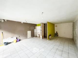 Te renoveren ruime studio met slaaphoekZonnig gelegen op de eerste verdieping in de Franslaan InkomDouchekamer met toilet en lavaboLeefruimte met...