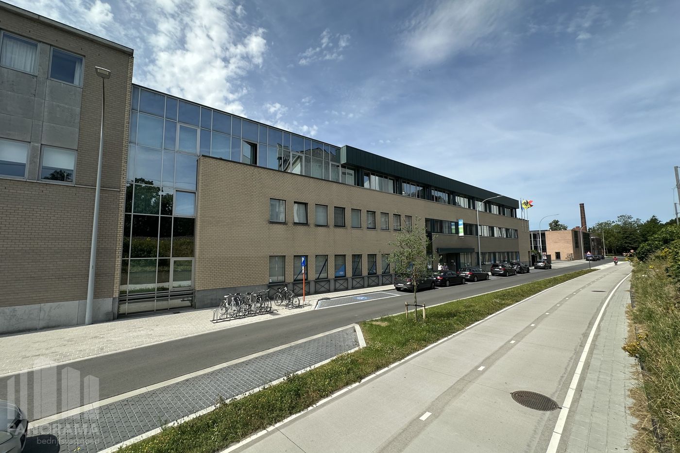 Veelzijdig kantoorgebouw met 36 parkeerplaatsen te koop in Roeselare - foto 2