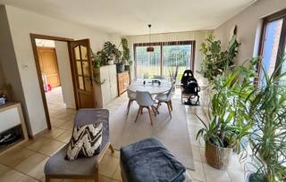 Villa op prachtig perceel van 870 m² in rustige omgeving te Nieuwpoort<br />Rustig wonen in een groene omgeving, met ruimte en potentieel? Deze vrijstaande villa uit 1989 is gelegen aan het einde van een doodlopende straat in de rustige Dudenhofenlaan te Nieuwpoort.<br />De woning beschikt over een bewoonbare oppervlakte van 164 m² en is gelegen op een mooi en ruim perceel van maar liefst 870 m², met verschillende bomen en struiken die zorgen voor een groene omgeving en aangename privacy.<br />Bij het betreden van de woning komt u in de inkomhal met gastentoilet. Op het gelijkvloers bevinden zich verder een ruime leefruimte, de keuken en een ruime garage. De praktische indeling biedt een goede basis voor wie de woning verder naar eigen smaak wil moderniseren.<br />Op de verdieping bevinden zich twee ruime slaapkamers en een badkamer.<br />De woning werd steeds goed onderhouden, maar is vandaag toe aan een renovatie. Dit biedt de nieuwe eigenaar de mogelijkheid om de woning volledig aan te passen aan de eigen wensen en hedendaagse woonbehoeften.<br />Ook buiten heeft deze villa heel wat te bieden. De ruime tuin is omgeven door groen en beschikt over een tuinhuis. De oprit biedt bovendien plaats aan een grote wagen.<br /><br />Een interessante opportuniteit voor wie op zoek is naar een ruime woning op een mooi perceel en bereid is om de woning te renoveren en volledig naar eigen smaak in te richten.<br />Kom de mogelijkheden van deze villa zelf ontdekken!