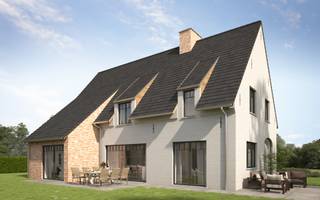 In een rustige, groene straat op slechts 2 kilometer van de Markt van Oudenaarde vind je deze vrijstaande nieuwbouwwoning. Je woont hier in een landelijke sfeer, omringd door bomen, met alle voorzieningen binnen handbereik. Ideaal voor wie op zoek is naar rust, ruimte en comfort zonder in te boeten op bereikbaarheid.

De woning heeft een minimalistische en hedendaagse architectuur en is uitgerust met moderne technieken die bijdragen aan een duurzaam en energiezuinig leven. De inkomhal verwelkomt je met een apart gastentoilet. De lichtrijke leefruimte met open eetkamer en salon sluit naadloos aan op de open keuken, die je volledig naar eigen smaak kan inrichten. Op de benedenverdieping is er eveneens een slaapkamer met inloopdouche. De inpandige garage en ruime berging zorgen voor extra comfort en praktische opbergruimte.

Op de verdieping bevinden zich 3 volwaardige slaapkamers, een badkamer, een apart toilet, een dressing en een polyvalente ruimte. De ruime tuin is perfect om volop te genieten van de zon en de rust die deze locatie biedt.

Dankzij de combinatie van een warmtepomp, vloerverwarming en zonnepanelen haal je een E-peil van E20. Bovendien heb je als koper de vrijheid om zelf de afwerkingsmaterialen te kiezen voor keuken, badkamer, vloeren en binnendeuren, zodat je deze woning helemaal kan afstemmen op jouw persoonlijke stijl en wensen.

Benieuwd naar deze unieke woning in Oudenaarde? Neem gerust contact met ons op en ontdek alle mogelijkheden.