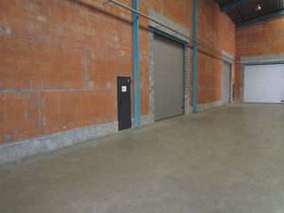 professionele MAGAZIJN - UNIT te HUUR, hoge elektrische sectionaalpoort ASSA ABLOY, water, elektriciteit, toilet, 100% veilig en droog...