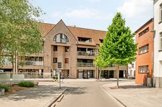 <p>Ruim appartement met veel potentieel op een uitstekende ligging aan de Houtmarkt.<br /><br />Dit lichtrijke appartement beschikt over 2 volwaardige slaapkamers, een ruime leefruimte, aparte keuken en badkamer. Het zonnige zuidgerichte terras biedt een aangenaam open zicht op de Houtmarkt en vormt de perfecte plek om in alle rust te genieten.<br /><br />Daarnaast beschikt het appartement over een praktische kelderberging. Mogelijkheid tot aankoop van een ondergrondse garage voor € 30.000.<br /><br />Ideaal voor wie op zoek is naar een ruim appartement dat volledig naar eigen smaak kan worden opgefrist, op een centrale en gegeerde locatie.<br /><br />Meer info of plan je bezoek via denis@immobeguin.be of www.immobeguin.be</p>