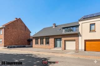 Welkom op de Broekstraat 2 in Wellen, een perceel van ongeveer 5a83ca, gelegen op wandelafstand van het centrum. Deze locatie biedt het beste van twee werelden: de rust van een residentiële buurt gecombineerd met de nabijheid van winkels, scholen en openbaar vervoer. Een ideale uitvalsbasis voor wie houdt van het dorpsleven, maar toch snel de omliggende steden wil bereiken.<br /><br />De woning zelf heeft een bewoonbare oppervlakte van circa 229 m² en biedt een functionele indeling. Op het gelijkvloers kom je binnen via de inkomhal, die toegang geeft tot de leefruimte met aansluitend de keuken. Verder vind je hier een badkamer, berging, technische ruimte, provisieruimte en de inpandige garage. Op de eerste verdieping bevinden zich vier slaapkamers en een zolderruimte.<br /><br />Buiten is er geen klassieke tuin, maar wel een grote binnenkoer die perfect kan worden ingericht als gezellige buitenruimte.<br />Achteraan het perceel bevindt zich bovendien een indrukwekkend werkhuis van twee verdiepingen, elk met een oppervlakte van ongeveer 140 m² – een droom voor zelfstandigen of wie veel ruimte nodig heeft voor hobby of opslag.<br /><br />De troeven van deze woning? De royale ruimtes, vier slaapkamers, dubbele garage en het enorme potentieel van het werkhuis. Voeg daarbij de ligging nabij het centrum van Wellen, en je hebt een pand met talloze mogelijkheden voor wie renovatie niet uit de weg gaat.<br /><br />Zie jij hier jouw toekomst? Contacteer ons via info@optie-m.be of bel naar 011 23 11 01 voor meer info of een bezoek ter plaatse.<br /><br />Benieuwd wat jouw eigendom waard is? Wij helpen je graag verder. Contacteer ons gerust via bovenstaande gegevens voor een gratis schatting.