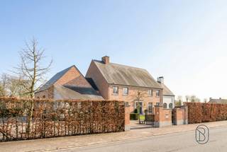 Deze grote prachtige klassevilla is dé ideale woning voor mensen op zoek naar luxe & comfort, kwaliteit en ruimte. Deze woning is goedgelegen...