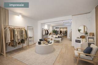 <p>In de sfeervolle Sint-Antoniusstraat, pal in het centrum van Turnhout, bevindt zich dit veelzijdige handelspand met duplexappartement en een bewoonbare oppervlakte van maar liefst 306 m². De locatie is een uitgesproken troef: een charmante straat met historisch karakter, op wandelafstand van winkels, horeca en openbaar vervoer, en tegelijk opvallend rustig gelegen.</p>
<p>Het gelijkvloers bestaat uit een ruime, open handelsruimte die dankzij meerdere lichtkoepels baadt in natuurlijk daglicht. Achteraan zijn een praktische berging en een afzonderlijk toilet voorzien. Deze verdieping leent zich uitstekend voor diverse commerciële invullingen.</p>
<p>Op de eerste verdieping bevindt zich een aangename, lichtrijke leefruimte met aansluitend een ruime keuken, uitgerust met vaatwasser, oven en koelkast. Daarnaast zijn er een handige berging en een apart gastentoilet.</p>
<p>De tweede verdieping omvat twee volwaardige slaapkamers, waarvan één met dressingruimte. De badkamer is uitgerust met een douche, lavabo en toilet. Aan de achterzijde bevindt zich een compact balkon dat een gezellige buitenruimte creëert midden in de stad.</p>
<p>Verder beschikt het pand over een ruime kelder, ideaal als extra opslag- of bergruimte.</p>
<p>Dit pand valt onder de renovatieverplichting van de Vlaamse overheid voor residentiële gebouwen (tenzij bij sloop binnen de 5 jaar na aankoop). Meer informatie is beschikbaar via het Vlaams Energie- en Klimaatagentschap.</p>
<p><strong>Troeven op een rij:</strong></p>
<ul>
<li>Lichtrijke handelsruimte met veel potentieel</li>
<li>Mogelijkheid tot een aparte inkom voor het woongedeelte</li>
<li>Interessant investeringspand met aantrekkelijk verhuurpotentieel</li>
</ul>