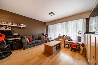 Info & Bezoeken: nathalie.p@weinvest.be | 02 315 77 22<br /><br />🏡 ANDERLECHT – WIJK FRANS VAN KALKEN<br /><br />Ideaal gelegen in een gegeerde woonwijk, vlak bij winkels, scholen, openbaar vervoer, groene zones en alle dagelijkse voorzieningen, bevindt zich dit ruime appartement van ca. 98 m². Het centrum van Brussel, de Ring en het treinstation zijn vlot bereikbaar, wat zorgt voor een uitstekende mobiliteit.<br /><br />Het appartement bevindt zich in een goed onderhouden gebouw met conciërge en verkeert in goede algemene staat. Het bestaat uit een lichtrijke woonkamer, een aparte volledig uitgeruste keuken, drie slaapkamers, een badkamer, twee aparte toiletten en twee aangename terrassen met een zuid- en westoriëntatie. Dankzij de gunstige ligging en het zonnescherm kunt u het hele jaar door optimaal genieten van de buitenruimtes.<br /><br />De woning beschikt over tal van comfort- en veiligheidsvoorzieningen, waaronder een veiligheidsdeur, een alarmsysteem, elektrische rolluiken, aluminium ramen met dubbele beglazing (ongeveer 10 jaar oud en met 20 jaar garantie), een conforme elektrische installatie en een uitstekende EPC-score C.<br /><br />Ook het gebouw zelf heeft belangrijke investeringen ondergaan: een conforme lift, een gemeenschappelijke warmtekrachtkoppelingsinstallatie (cogeneratie), een waterontharder en een warmtepomp. Daarnaast is er een fietsenberging beschikbaar voor de bewoners.<br /><br />Een afgesloten garage kan afzonderlijk worden aangekocht voor €30.000, een bijzonder gegeerd voordeel in deze buurt.<br /><br />Dankzij de ruime indeling, drie slaapkamers, de goede algemene staat en de strategische ligging is dit appartement ideaal voor gezinnen, koppels of investeerders.<br /><br />📞 Zeker een bezoek waard ! - EPC: C – CO₂: 27 kg/(m².jaar) – 108 kWhEP/(m².jaar). Ontdek al onze exclusieve panden op www.weinvest.be.