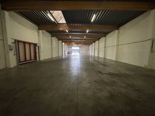Entrepôt à louer d'environ 1 260 m² dans la zone industrielle de Kuurne. Spécifications : - Sol en béton ciré- Isolation du toit- Portail...