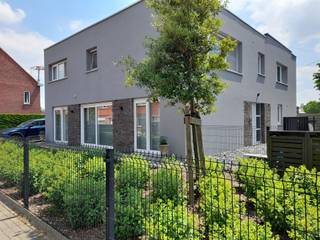 Ruim 3 slaapkamer appartement gelegen nabij Gent. Het appartement is gelegen op de eerste verdieping van een gebouw met 2 bouwlagen.Eigen ingang met...