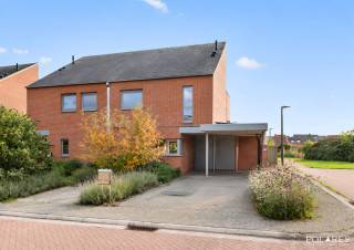 ***Open House on 31/10 &amp; 01/11 – Register at www.polares.eu***<br /><br />Discover this move-in ready family home built in 2013, situated on a 328 m² plot in a quiet, child-friendly cul-de-sac near the Bertembos forest. With easy access to Leuven, nearby shops, schools, public transport, and the E40 and E314 highways, this location offers a truly pleasant living environment.<br /><br />On the ground floor, you enter through the hallway with a guest toilet. The fully equipped open kitchen provides all modern comforts and is connected to a practical utility room with hookups for a washing machine and dryer. The kitchen flows seamlessly into the bright living and dining area, where large windows fill the space with natural light. From the living room, you have direct access to the terrace and the south-facing garden—perfect for enjoying sunny days in peace.<br /><br />The first floor features three spacious bedrooms, a landing with built-in closets, and a large bathroom equipped with a walk-in shower, double sinks, and a toilet.<br /><br />The finished attic offers plenty of extra possibilities. This space can easily be converted into an additional bedroom, office, or hobby room. Plus, you’ll enjoy a beautiful panoramic view over Bertem.<br /><br />Energy-wise, the home is well-equipped with natural gas heating and solar panels.<br /><br />Finally, there is a large driveway with a carport that accommodates two cars.<br /><br />Interested in this property? Be sure to schedule your visit via www.polares.eu.