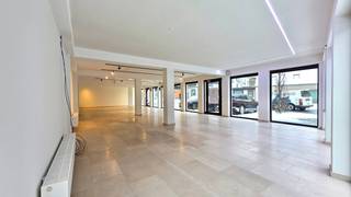 TOPgelegen, pal in het centrum: Gelijkvloers handelspand met visibiliteit/vitrine.Goedgelegen in de winkelstraat, handige publieke voorliggende...