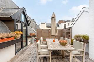 Quares - TREVI Groep presenteert :<br />Wonen in het hart van Antwerpen met rust, ruimte en karakter? Dit uitzonderlijke duplex appartement in de Lange Brilstraat combineert historische charme met hedendaags comfort op topniveau.<br /><br />Gelegen in een prachtig 16e-eeuws stadspaleis, ontwikkeld door Gilbert van Schoonbeke, bevindt zich dit volledig gerenoveerde en instapklare penthouse van maar liefst 134 m² en een enorm groot en goed georiënteerd terras. Het gebouw werd met zorg opgedeeld in enkele exclusieve appartementen en verkeert vandaag in uitstekende staat.<br /><br />Indeling & troeven<br /><br />Bij het betreden van het appartement valt meteen de indrukwekkend ruime en lichtrijke leefruimte op, waar authenticiteit en licht centraal staan. De living werd volledig voorzien van een mooie parketvloer, gezellige open haard, airco en een prachtige trap volledig afgewerkt in glas. De ruimte biedt bovendien voldoende mogelijkheden voor het integreren van één of meerdere thuiswerkplekken (zie bureauruimte).<br /><br />Aansluitend bevindt zich het absolute pronkstuk: een zonnig en uitzonderlijk ruim terras van 34 m², perfect georiënteerd en vormt zo een zeldzame, rustige oase midden in de stad.<br /><br />De open, hypergeïnstalleerde Cubex-keuken (2019), sluit naadloos aan op de leefruimte en is afgewerkt met hoogwaardige materialen en toestellen. Verder beschikt deze verdieping over een praktische berging en een gastentoilet.<br /><br />Op de bovenverdieping bevindt zich een ruime en lichtrijke slaapkamer met zichtbare authentieke balken die het karakter van het pand extra benadrukken. Aansluitend is er een ensuite dressing, een extra berging/technische ruimte en een luxueuze ensuite badkamer (2019) uitgerust met ligbad, inloopdouche, dubbele wastafel en toilet.<br /><br />Extra comfort & pluspunten:<br /><br />-Zeer gunstig EPC (label B) – energiezuinig wonen<br />-Conforme elektrische keuring (AREI)<br />-Volledig kwalitatief gerenoveerd (2019)<br />-Asbestvrij<br />-Airco<br />-Zeer lage gemeenschappelijke kosten<br />-Gelegen in een prachtig historisch gebouw<br />-Mogelijkheid tot overname van 1 of 2 ondergrondse autostaanplaatsen in de nabije omgeving<br /><br /><br />Gelegen in het historische centrum van Antwerpen, op wandelafstand van gezellige pleinen, restaurants, winkels en cultuur. Hier geniet u van het beste wat de stad te bieden heeft, gecombineerd met rust en privacy.<br /><br />Interesse in dit unieke aanbod? Neem contact op voor een persoonlijke rondleiding.