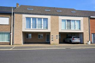 Dit energiezuinige en ruime appartement bevindt zich in een rustige omgeving met zicht op een aangelegde groenzone.Indeling: inkom, leefruimte met...