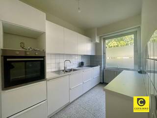 <p><span>Gelijkvloers appartement met 2 slaapkamers en terras!</span></p><p><span>Gelegen op de Fruithoflaan met diverse winkels in dichte nabijheid en openbaar vervoer op wandelafstand.</span></p><p><span> </span></p><p><span>Het appartement heeft de volgende indeling:</span></p><p><span> </span></p><p><span>Inkomhal</span></p><p><span>U betreedt het appartement via de ruime inkomhal. Deze heeft een ruime vestiaire kast, een bergruimte en geeft toegang tot de andere kamers van het appartement.</span></p><p><span>Ook kan u hier het apart toilet terugvinden.</span></p><p><span> </span></p><p><span>Leefruimte en keuken</span></p><p><span>Via de glazen deur kom je binnen in de lichtrijke living met als eyecatcher de sierhaard.</span></p><p><span>Dankzij de grote raampartijen heb je een leuk zicht op de voortuin en de Fruithoflaan.</span></p><p><span>De aparte keuken is voorzien alle nodige comfort zoals een afwasmachine, kookplaat, koelkast en vriezer, dubbele lavabo en oven.</span></p><p><span> </span></p><p><span>Slaapkamers en badkamer</span></p><p><span>Er zijn 2 volwaardige slaapkamers aanwezig die aan de achterzijde gelegen zijn wat voor ultieme rust zorgt. Via de grotere slaapkamer kan je ook direct de badkamer bereiken.</span></p><p><span>Via de andere slaapkamer heb je toegang tot het terras dat ook achteraan gelegen is.</span></p><p><span>De badkamer is voorzien van een lavabo met meubelkast, aansluiting voor uw wasmachine en een ruim ligbad.</span></p><p><span> </span></p><p><span>Huurprijs en beschikbaarheid:</span></p><p><span>Huurprijs: €1.100,00/ maand</span></p><p><span>Maandelijkse kosten: €220,00 /maand - verbruik centrale verwarming en water inbegrepen + gemeenschappelijke kosten</span></p><p><span>Beschikbaar: 1/09/2026</span></p>
