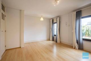 TE KOOP in Schellebelle - ruime woning met mogelijkheid tot 2-woonst.<br />Deze woning is gelegen nabij het station van Schellebelle met zicht op groen. De woning heeft een totale bewoonbare oppervlakte van : 244<br />Gelijkvloers vind je de inkomhal met toegang tot de woonkamer (vroeger ook gebruikt als kantoor, kan dus ook voor zelfstandigen of vrije beroep), de achterbouw vraagt renovatie.<br />De garage geeft ook rechtstreekse doorgang naar de tuin wat handig is voor fietsen, vuilnis...<br />Op de eerste verdieping vind je woonkamer en keuken, 2 slaapkamer en badkamer.<br />Op de tweede verdieping vind je een recent ingerichte studio. Ideaal dus voor wie inwonende kinderen of ouders heeft. Op deze manier geniet iedereen van voldoende privacy.<br />EPC - 314 Kwh/m²<br />Graag meer info? 052 52 80 30 - info@goemanvastgoed.be