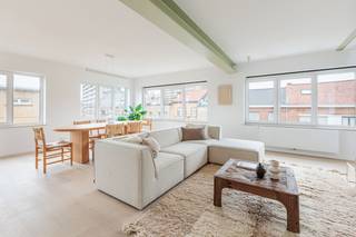 <p>Ontdek dit prachtig gerenoveerde duplexappartement van 168 m², met drie slaapkamers en een grote bureauruimte die kan worden omgevormd tot een vierde slaapkamer, ideaal gelegen in een rustige en groene wijk van Sint-Pieters-Leeuw.</p><p>De woning werd volledig gerenoveerd, met bijzondere aandacht voor de kwaliteit van de materialen, de lichtinval en de praktische indeling van de ruimtes.<br />Een instapklaar appartement met royale volumes en hedendaagse afwerkingen.</p><p><strong>Indeling</strong></p><ul><li><p>Ruime en lichtrijke woonkamer met open keuken</p></li><li><p>Drie comfortabele slaapkamers</p></li><li><p>Grote bureauruimte, eenvoudig om te vormen tot vierde slaapkamer</p></li><li><p>Douchekamer</p></li><li><p>Badkamer met aparte douche</p></li><li><p>Aangenaam terras</p></li><li><p>Twee aparte toiletten</p></li></ul><p><strong>Troeven</strong></p><ul><li><p>Volledig en zorgvuldig gerenoveerd, zonder compromissen</p></li><li><p>Elektriciteit conform</p></li><li><p>Energieklasse B en asbestvrij</p></li><li><p>Rustige, residentiële wijk met goede bereikbaarheid</p></li><li><p>Vlotte toegang tot Brussel en de belangrijkste invalswegen</p></li></ul><p><strong>Optie</strong><br />Een garagebox is optioneel beschikbaar aan €25.000.</p><p>De mede-eigendom werd eveneens volledig en recent gerenoveerd.</p><p>Voor meer informatie of een bezoek: 02/884.23.23</p><p>Stedenbouwkundige inlichtingen in aanvraag. Maatregelen opgenomen in het maatregelenregister: nee. </p>