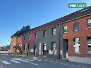 Dit instapklaar appartement in het hartje van Bree is de ideale opportuniteit voor wie op zoek is naar een eerste eigen stek of een waardevaste investering in lokaal vastgoed. Met een bruikbare vloeroppervlakte van 75 m² biedt dit pand een optimaal wooncomfort op een centrale toplocatie.Bij het betreden van het pand valt direct de vernieuwde keuken van 2018 in het oog. De living vormt één geheel met deze open keuken, wat zorgt voor een modern en ruimtelijk gevoel. Daarnaast beschikt het appartement over een volwaardige slaapkamer en een nette badkamer. Praktisch gemak is hier gegarandeerd: bij de aankoop hoort namelijk ook een privatieve kelderberging en een gereserveerde autostaanplaats, een enorme troef voor wie in het centrum van Bree wil wonen. Op technisch vlak scoort dit pand uitstekend. Dankzij het gunstige EPC-label B geniet u van een energiezuinige woonst en bent u volledig vrijgesteld van de huidige renovatieverplichting. Dit maakt het appartement extra aantrekkelijk voor wie zonder zorgen wil intrekken of onmiddellijk wil verhuren. De ligging in Bree is simpelweg uitstekend. U bevindt zich op wandelafstand van diverse scholen, bakkers, supermarkten en gezellige horecazaken. Ondanks de centrale ligging geniet u hier van een rustige uitvalsbasis met een vlotte verbinding naar de omliggende gemeentes. Kortom, een unieke kans om centraal te wonen in het bruisende Bree.De eigendom wordt aangeboden via de Pre-sale formule. Op 09/05/2026 tussen 14:00 en 16:00 kan u de woning op afspraak komen bezichtigen en een bod uitbrengen. De vermelde prijs is een instelprijs. Voor meer info, gelieve contact op te nemen met de dossierverantwoordelijke.Bestuursmaatregelen in het maatregelenregister: nee