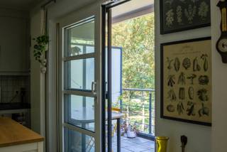 <p>IN OPTIE<br />Bent u op zoek naar de perfecte balans tussen de levendigheid van de stad en de rust van de natuur? Dit instapklare appartement uit 2005 combineert een royale woonoppervlakte van 115 m² met een unieke ligging direct aan het groene Cerclepark. Met een uitstekend EPC-label B, een zonnig terras met parkzicht en een private ondergrondse garage, geniet u hier van puur comfort op wandelafstand van het historische centrum van Diest. Het appartement bevindt zich op de 2de verdieping van residentie "Woonerf het Cerckel" en is toegankelijk via de lift of de trap.</p><p>U betreedt het appartement via de centrale inkomhal. De royale, lichtrijke woonkamer met eikenhout parket (34 m²) vormt het hart van de woning en biedt via de naadloos aansluitende keuken (12 m²) rechtstreeks toegang tot het gezellige, deels overdekte terras aan de achterzijde. Hier start u de dag met een koffie en een prachtig, onbelemmerd zicht op de bomen van het Cerclepark. De open, volledig geïnstalleerde keuken is voorzien van alle comfort en een praktische berging (7 m²) met aansluiting voor de wasmachine. Het appartement beschikt verder over twee volwaardige, comfortabele slaapkamers (16 en 15 m²) waarvan er één momenteel als bureau wordt gebruikt. Beide kamers beschikken over airco. Er is een goed onderhouden badkamer met douche, dubbele lavabo en toilet en ook nog een apart toilet.<br />- Bouwjaar: 2005 (Aankoop onder gunstige registratierechten, géén btw!)<br />- EPC: Label B (103 kWh/m² jaar). Verwarmd met een gascondensatieketel en ramen met hoogrendementsbeglazing. Mogelijkheid tot aansluiting van privatieve zonnepanelen.<br />- Extra’s: Ondergrondse parkeerplaats en kelderberging inbegrepen.<br />- Bevindt zich in pluviaal overstromingsgevoelig gebied (P-en G-score: D).<br />- Stedenbouwkundige inlichtingen beschikbaar.<br />- Er is een syndicus aangesteld en de vaste kosten bedragen +/- 115 euro per maand.</p>
