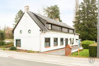 <p>Charmante te renoveren fermette met POTENTIEEL, 2 garages, oprit en leuke tuin met authentieke bakoven! Deze karaktervolle woning (bouwjaar 1930) biedt mooie volumes en tal van mogelijkheden voor wie op zoek is naar een renovatieproject met charme.<br /><br />INDELING:<br />Gelijkvloers: inkomhal, apart toilet, bureau, leefruimte en eetplaats met open haard, keuken (gedeeltelijk geïnstalleerd), wasruimte met douche en dubbele garage.<br />Verdieping: nachthal, 2 ruime slaapkamers, mogelijkheid tot het inrichten van een 3de slaapkamer, apart toilet en badkamer met ligbad.<br />Buiten: aangename tuin met authentieke bakoven, oprit met meerdere parkeerplaatsen, stenen tuinhuis. Zolder aanwezig, momenteel in gebruik als bergruimte.<br /><br />Wat maakt dit pand uniek?<br />♦ charmante fermette met karakter – open haard – 2 garages en parkeerplaatsen naast de woning – leuke tuin met authentieke bakoven – stenen tuinhuis – rustige ligging met goede bereikbaarheid – ideaal voor wie ruimte en authenticiteit weet te waarderen.<br /><br />Voor wie is dit pand ideaal?<br />♦ Voor renovatieliefhebbers die een fermette naar eigen smaak willen herinrichten.<br />♦ Voor gezinnen die een goede bereikbaarheid willen, maar toch buiten het centrum willen wonen.<br /><br />Te koop via Immo Beguin, jouw vastgoedexpert sinds 2009. Met kantoren in Ronse, Waregem, Kortrijk, Deinze, Doornik en Lessines.<br />✉️ info@immobeguin.be<br />📞 +32 486 60 66 00<br /><br />Deze advertentie bevat AI gegenereerde beelden.</p>