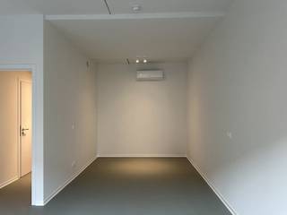 <p><span>Op zoek naar een </span><strong><span>instapklare, energiezuinige studio</span></strong><span> op een fijne plek in Antwerpen? Dan is deze studio aan het Zuid</span><span> misschien wel iets voor jou.<br /><br />Op de vierde verdieping bevindt zich deze studio met volledig geïnstalleerde keuken, denk aan vaatwasmachine, ijskast met vriesvak,... <br />Er is een badkamer aanwezig met een douche en aironditioning. Er is een gemeenschappelijke wasplaats aanwezig in het gebouw. Je hebt vanuit deze studio een mooi zicht op de Montignystraat. Bovendien is deze studio <strong>energiezuinig</strong> met momenteel een EPB in opmaak (score zal overeenkomen met EPC A).<br /><br />En de ligging? Die is gewoonweg top. Je woont letterlijk om de hoek van het Zuidpark, op wandelafstand van het KMSKA, gezellige koffiebars, topadresjes om te tafelen en unieke boetiekjes. Alles wat Antwerpen Zuid zo geliefd maakt, ligt aan je voeten. De campus van KDG Zuid ligt op 300 meter! <br />Ga je liever wat verder? Met de fiets is alles makkelijk bereikbaar en je kan je fiets nadien veilig wegzetten in de <strong>fietsenstalling</strong>. <br /><br /></span><span>De studio is </span><strong><span>onmiddellijk</span></strong><span> beschikbaar.<br /></span><span><br /></span><span>– Huurprijs: €825/maand<br />– Gemeenschappelijke kosten: €95/maand (warm water inbegrepen)<br />– Koud water en elektriciteit apart af te sluiten<br />– Huurwaarborg = 3 maanden - 2 maanden bij studentenhuur<br />– Huurcontract naar gemeen huurrecht of woninghuur<br />– Huurovereenkomst startende 1 jaar, met mogelijkheid tot verlenging<br />– Kosten plaatsbeschrijving = 50/50 tussen huurder en verhuurder<br /></span></p>
<p><span>Graag eens komen kijken? Vraag een bezoek aan via volgende link: https://jamar.immo/te-huur/instapklare-studio-nieuwbouw-op-het-zuid/ en contacteer gerust jozefien@jamar.immo</span><span> bij vragen</span></p>