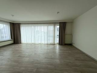 Centraal gelegen appartement met twee slaapkamers.<br /><br />Indeling en omschrijving:<br />U betreedt het appartement via de woonkamer met vooraan het terras. De keuken is uitgerust met boven- en onderkasten, spoelbak, kookvuur, dampkap en oven. Hiernaast de berging met aansluitingen voor wasmachine en droogkast. Verder beschikt het appartement over twee slaapkamers, badkamer met toilet, lavabo met meubel en douche. Langs de achterzijde van het gebouw is er een garagebox aanwezig. <br /><br />Extra info: geen verdere gemeenschappelijke kosten I <span>EPC 204 kWh/ (m² jaar) label C I watertoets: P-score: A I G-score: A.</span>
