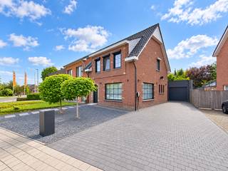 <p>Deze prachtige tot in de puntjes afgewerkte woning is gelegen in de gegeerde Schorvoortwijk, in een rustige doodlopende straat. Winkels, scholen en openbaar vervoer bevinden zich vlakbij, waardoor u geniet van rust én een uitstekende bereikbaarheid.</p>
<p>Via de inkomhal met ingemaakte kasten en toegang tot de kelder, komt u in de ruime, lichtrijke leefruimte met open keuken. De gigantische keuken is stijlvol afgewerkt met kwaliteitsvolle materialen en hoogwaardige toestellen, waaronder een ingebouwde koffiemachine en modern fornuis. Vanuit de leefruimte en keuken heeft u zicht op de onderhoudsvriendelijke tuin met gezellige lounge en tuinhuis.</p>
<p>Op het gelijkvloers vindt u tevens een stijlvolle badkamer met ligbad, ruime inloopdouche, toilet en modern wasmeubel. Via de keuken is er toegang tot de inpandige garage en een polyvalente ruimte die naar wens kan worden ingericht.</p>
<p>De verdieping beschikt over vijf volwaardige slaapkamers met ingemaakte kasten en een ruim toilet met wasmeubel. Parkeren kan in de garage of op de ruime oprit, waar bovendien een laadvoorziening voor een elektrische wagen aanwezig is.</p>
<p>Troeven:</p>
<ul>
<li>Energiezuinig</li>
<li>Elektrische rolluiken</li>
<li>Vloerverwarming</li>
<li>Zonnepanelen</li>
<li>Laadvoorziening voor de auto</li>
<li>Rustige ligging</li>
<li>Vlot bereikbaar naar E34 en centrum Stad Turnhout</li>
<li>Warme bakker aan de overkant en apotheker om de hoek. School op 1 minuut wandelafstand</li>
</ul>
<p>Deze woning is te koop ZONDER makelaar via het concept van Smart Houses! Wenst u verdere inlichtingen of een bezoek? Contacteer rechtstreeks de eigenaar via +32483087765</p>