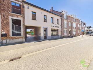 <p><span>Bent u op zoek naar een interessante investering met tal van mogelijkheden? Dan is dit veelzijdige pand in het centrum van Herk-de-Stad zeker een bezoek waard. </span></p><p><span> </span></p><p><span>Gelegen op een perceel van 432 m², op wandelafstand van winkels, scholen en openbaar vervoer, biedt Ridderstraat 22 niet alleen een handelsruimte met een ruime woonst maar vooral een uitzonderlijk ontwikkelingspotentieel.</span></p><p><span>Een van de grootste troeven van dit eigendom is de mogelijkheid om het gebouw om te vormen tot drie volwaardige appartementen. </span></p><p><span> </span></p><p><span>Dankzij de royale bewoonbare oppervlakte, de gunstige indeling over meerdere verdiepingen en de centrale ligging vormt dit pand een uitstekende opportuniteit voor investeerders en projectontwikkelaars. Bovendien bestaat er, onder voorbehoud van de geldende stedenbouwkundige voorschriften en de nodige vergunningen, de mogelijkheid om het gebouw verder te verhogen en zo bijkomende woonoppervlakte te creëren.</span></p><p><span> </span></p><p><span>Momenteel is het gelijkvloers ingericht als horecazaak en beschikt het over een karaktervolle commerciële ruimte, meerdere bergruimtes, sanitaire voorzieningen en een praktische indeling. Hierdoor kan het pand desgewenst verder commercieel worden uitgebaat of eenvoudig worden herbestemd binnen een toekomstig renovatie- of ontwikkelingsproject.</span></p><p><span> </span></p><p><span>De bovenverdiepingen omvatten een instapklaar appartement met een lichtrijke woonkamer van 30,78 m², een aparte keuken, twee ruime slaapkamers van 14 m² en 16 m² en een badkamer met zowel een douche als een ligbad. Daarnaast bieden de kelder en de zolder extra bergruimte.</span></p><p><span> </span></p><p><span>Achteraan bevindt zich een aangename, noordoost georiënteerde tuin van 176 m² met terras en een indrukwekkende koivijver. De dubbele garage met sectionale poorten vormt een extra meerwaarde, zowel voor eigen gebruik als binnen een eventuele toekomstige herontwikkeling.</span></p><p><span> </span></p><p><span>Dankzij de combinatie van een topligging, royale volumes en diverse ontwikkelingsmogelijkheden is dit pand een unieke opportuniteit voor wie op zoek is naar een rendabele investering met toekomstperspectief.</span></p><p><span> </span></p><p><span>Pluspunten:</span></p><ul><li><span>Mogelijkheid tot het creëren van circa 3 appartementen (onder voorbehoud van vergunning)</span></li><li><span>In het centrum van Herk-de-Stad met parkeermogelijkheid op het perceel</span></li><li><span>Perceel van 432 m²</span></li></ul><p><span> </span></p><p><span>De vermelde bewoonbare oppervlakte is de netto-oppervlakte van het pand met uitzondering van de kelder, zolder en bijgebouwen.</span></p>