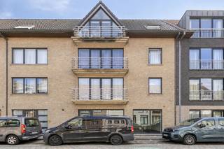 <p><strong><span>Instapklaar, recent gerenoveerd en centraal gelegen appartement van ±86 m² met 2 slaapkamers, 2 terrassen, privatieve kelderberging en EPC-label B.</span></strong><span> Dit energiezuinige appartement bevindt zich in het centrum van Maldegem, op wandelafstand van winkels, scholen, openbaar vervoer en alle dagelijkse voorzieningen.</span></p>
<p><span>Dankzij de recente renovaties en de sterke energetische verbetering is dit appartement een uitstekende keuze voor wie op zoek is naar een </span><strong><span>instapklaar appartement te koop in Maldegem</span></strong><span>, zonder renovatieverplichting en met een beperkt energieverbruik.</span></p>
<h3><span>Energiezuinig wonen met EPC B</span></h3>
<p><span>Een belangrijke troef is de aanzienlijke verbetering van de energieprestatie. Het appartement evolueerde van </span><strong><span>EPC C (245 kWh/m²/jaar) naar EPC B (105 kWh/m²/jaar)</span></strong><span>. Met een EPC-score van slechts 105 kWh/m²/jaar bevindt het appartement zich bovendien op amper </span><strong><span>5 punten van EPC-label A</span></strong><span>. </span><span>De woning is uitgerust met een </span><strong><span>energiezuinige condensatieketel</span></strong><span> en slimme technologie voor een efficiënt energiebeheer. Via de aanwezige domotica kunnen onder meer verwarming en verlichting eenvoudig worden bediend via </span><strong><span>smartphone, tablet of spraakbesturing</span></strong><span>. De </span><strong><span>Google Nest slimme thermostaat</span></strong><span> zorgt mee voor een optimaal comfort en helpt onnodig energieverbruik te vermijden.</span></p>
<h3><span>Comfortabele indeling met 2 volwaardige slaapkamers</span></h3>
<p><span>Het appartement beschikt over een aangename en praktische indeling met een ruime woon- en eetkamer, een volledig geïnstalleerde keuken en </span><strong><span>2 volwaardige slaapkamers van elk ongeveer 13 m²</span></strong><span>.</span></p>
<p><span>De badkamer is uitgerust met een </span><strong><span>ligbad, aparte douche, dubbele lavabo en toilet</span></strong><span>. Daarnaast is er een </span><strong><span>afzonderlijk gastentoilet met lavabo</span></strong><span>, een handige berging en een privatieve kelderberging.</span></p>
<p><span>De aanwezigheid van </span><strong><span>2 terrassen</span></strong><span> zorgt bovendien voor extra buitenruimte en maakt het appartement nog aantrekkelijker als comfortabele eigen woonst.<br /></span></p>
<p><span>Een bijkomende troef is dat het appartement </span><strong><span>volledig gemeubeld wordt aangeboden</span></strong><span>. Hierdoor kan de woning onmiddellijk worden betrokken of verhuurd. </span><span>Inbegrepen in de verkoop zijn onder meer:</span></p>
<ul>
<li><span>zetelbed</span></li>
<li><span>televisie met tv-meubel</span></li>
<li><span>salontafel</span></li>
<li><span>eettafel met 4 stoelen</span></li>
<li><span>2-persoonsbed met ingebouwde lades</span></li>
<li><span>wasmachine met geïntegreerde droogfunctie</span></li>
</ul>
<h3><span>Ideale ligging in centrum Maldegem</span></h3>
<p><span>De centrale ligging is een absolute meerwaarde. Vanuit het appartement bereikt u </span><strong><span>winkels, scholen, openbaar vervoer en andere dagelijkse voorzieningen op wandelafstand</span></strong><span>. Hierdoor combineert deze woning rustig en comfortabel wonen met een uitstekende bereikbaarheid.<br /><br /></span><span></span><span>Bent u op zoek naar een instapklaar appartement, kom dan naar onze open bezoekdag op zaterdag 19 september van 10u tot 13u of neem contact op met ALBERT Vastgoed, Dominique Baes op 0498/12.82.20 of via dominique.baes@albert.immo</span></p>
<p><span><br /><br /></span></p>
<p></p>