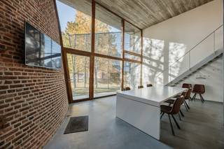 Uniek kantoor met karakter: werken rond een historische molen. 6 privatieve parkeerplaatsen zijn bovendien rechtstreeks voor het gebouw voorzien...