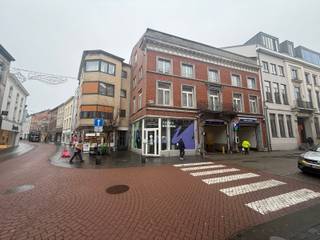 Topligging in Tienen! Handelspand op het gelijkvloers in de Leuvensestraat (hoekpand)In de meest commerciële winkelstraat van Tienen – de geliefde...