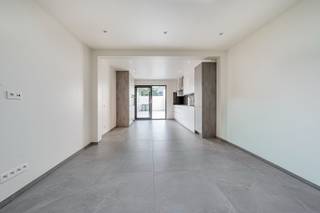 Deze moderne woning werd volledig gestript en zeer degelijk gerenoveerd. De indeling van de woning is als volgt: inkomhal met...