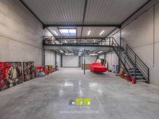 <strong>INSTAPKLARE BEDRIJFSUNIT 273M² </strong><strong>OP HET INDUSTRIETERREIN EUROPARK TE LANAKEN.</strong><br /><br />Deze bedrijfsunit is volledig ingericht en voorzien van een verdiepingsvloer, kitchenette en toilet.<br />Daarnaast is de unit voorzien van alarm met camerabewaking.<br /><br /><span><strong>KENMERKEN<br /></strong></span><span>- gelijkvloers: 182m²<br />- verdiepingsvloer: 90m² (9,70x9,35m)<br />- 2 sectionaalpoorten: 4m breed x 4.20m hoog</span><br /><span>- vrije hoogte: 6m</span><br /><span>- gepolierde betonvloer</span><br /><span>- lichtstraat met rookluiken </span><br /><span>- loopdeur in glas met bovenglas<br />- kitchenette<br />- toilet<br /><br />Bekijkt u deze advertentie via een aanverwante vastgoedsite, surf dan zeker naar onze website <strong>www.N78vastgoed.be</strong> voor een uitgebreide beschrijving en foto's.<strong> Meer info: +32 (0)89 86 18 88 of info@N78vastgoed.be.</strong></span>