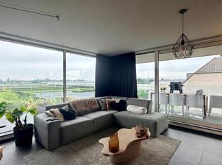 <p><span>DESTELBERGEN </span><span>- Ben je op zoek naar een ruim appartement met groot terras en zicht op groen te Destelbergen?</span></p><p><span>Dan is dit appartement misschien iets voor u.</span></p><p><span> </span></p><p><span>De belangrijkste troeven in een notendop:</span></p><ul><li><span>Energiezuinig appartement (EPC A)</span></li><li><span>Aanwezigheid van zonnepanelen</span></li><li><span>Groot terras met weids zicht op groen</span></li><li><span>Garagebox en staanplaats inbegrepen</span></li><li><span>Gelegen nabij belangrijke invalswegen</span></li></ul><p><span> </span></p><p><span>Zo ziet het appartement er uit:</span></p><p><span>Inkomhal die toegang geeft tot de lichtrijke leefruimte met open keuken en aansluitend een berging. Via een schruifraam bereikt u het ruime terras met zicht op groen.</span></p><p><span>Verder beschikt het appartemet over twee slaapkamers, een apart toilet en een badkamer met bad/douchecombinatie en dubbele lavabo.</span></p><p><span>Garagebox en buitenstaanplaats aanwezig.</span></p><p><span> </span></p><p><span>Belangrijk:</span></p><p><span>Beschikbaar vanaf: 1/08/2026</span></p><p><span>EPC: 60 kWh</span></p><p><span>Huurprijs: € 975 + € 50 algemene kosten</span></p><p><span> </span></p><p><span>Voor een bezoek ter plaatse, vul zeker uw huurdersprofiel in op onze website.</span></p>