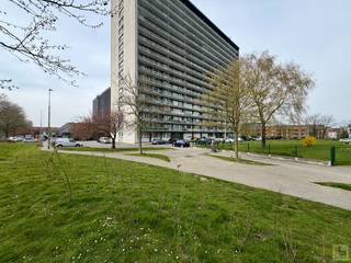 Dit CENTRAAL gelegen 2-SLPK appartement (80m²) met groot terras (15m²) situeert zich op de 12de Verdieping van Residentie "Ter Leie" en bevindt zich in de onmiddellijke nabijheid van openbaar vervoer, (hoge)scholen/universiteiten, talrijke winkels (waaronder Carrefour) &amp; op fietsafstand van het historisch stadscentrum (bereikbaar via het mooi aangelegde stadspark "Groene Vallei" aan het gebouw)! Dit VERZORGD doch TOTAAL VEROUDERD appartement omvat: aparte inkomhal (3m²), keuken (8m² - incl. bergkast), ruime &amp; sfeervolle leefruimte (32m²), nachthal (4m² - incl. bergkast) met praktische ingemaakte dressing (3m²), 2 aangename slaapkamers (15m² en 10m²), apart toilet (1m²) én een ingerichte badkamer (4m² - incl. aansluiting WM &amp; DK). Tevens is er nog een groot RELAX-TERRAS (15m²) dewelke zich bevindt over de gehele breedte van het appartement met adembenemend zicht op de torens van Gent. In de kelderverdieping van het gebouw beschikt het appartement nog over 2 PRIVATIEVE KELDERS (nr. 19 en 101), een PRIVATIEVE PARKEERPLAATS (nr. 29 - verplicht aan te kopen voor € 20.000) en een gemeenschappelijke fietsenberging &amp; vuilnislokaal! EPC: 167 kWh/m² - (Label B) - VRIJ BIJ AKTE! Mits enige opfris-, en renovatiewerken maakt U van dit pand met enorm potentieel een échte thuis voor zowel alleenstaande, gezin, investeerder OF voor ouders met studenten! Bel IMMOBOSS voor meer info en/of bezoek - 0495/265 333 - BUITENKANS!