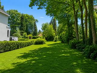 <p><span> </span></p><p><span>Prachtige bouwgrond gelegen op een paar honderd meter van de Britse school.</span></p><p><span> </span></p><p><span>Deze zuid gerichte grond heeft een breedte aan de straatkant van  +/- 15.50 m op een diepte van +/- 61 m voor een  totaal oppervlakte van +/- 925 m².</span></p><p><span> </span></p><p><span>Onder voorbehoud van het verkrijgen van een stedenbouwkundig attest (in aanvraag) is deze grond geschikt voor het bouwen van een vrijstaande woning van maximum +/- 9,50 breed op 15 m diepte op het gelijkvloers en 12 m diepte op de verdieping. Eventueel tweede verdieping in het dak of  maar 1 verdieping met plat dak ook mogelijk.</span></p><p><span> </span></p><p><span>UIttreksel van de algemene voorschriften:</span></p><p><span>Maximale bouwdiepte is 15m op de begane grond en 12m op de verdieping ofwel 13m en 13 m, bouwvrije strook van 3m langs de weerzijde hebben (aan rechterzijde 3m afstand tot de weg naar de achtergelegen percelen). Het totale bebouwbare volume zal afhangen van het project(te bevestigen met de gemeente). De toegestane hoogte onder de kroonlijst is 6 m (zadeldak tussen 20° en 45°) of 7 m (plat dak). De voortuin mag voor maximaal 50% worden verhard. Maximaal 40% verharding tov. 60% groen op het perceel. Volgende algemene richtlijnen zijn van toepassing:</span></p><ul><li><span>21m van de as van de weg (en volgens advies van Wegen &amp; Verkeer);</span></li><li><span>Minimale voorgevelbreedte 8m</span></li></ul><p><span> </span></p><p><span>Sommige beelden zijn aangepast met AI.</span></p><p><span>Meer info's via <span>info@ap-p.be</span></span><span> of via 078 /48 47 00</span></p><p><span> </span></p>